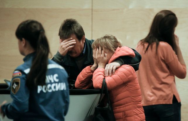 Familiares de las víctimas en el aeropuerto.