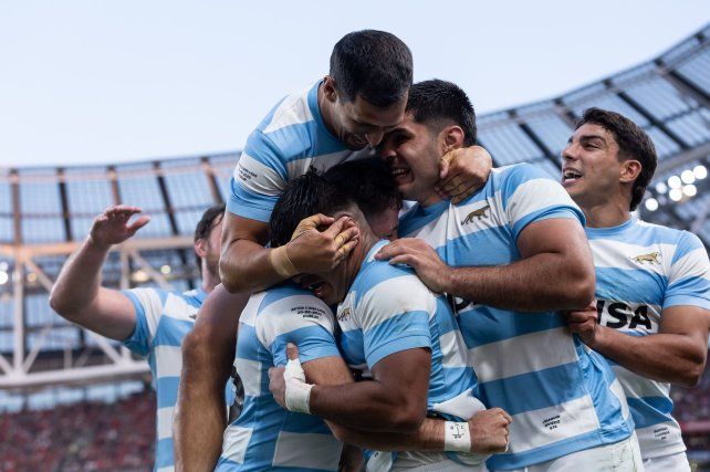 Los Pumas dan rienda suelta a los festejos. No es para menos Los Pumas dan rienda suelta a los festejos. No es para menos