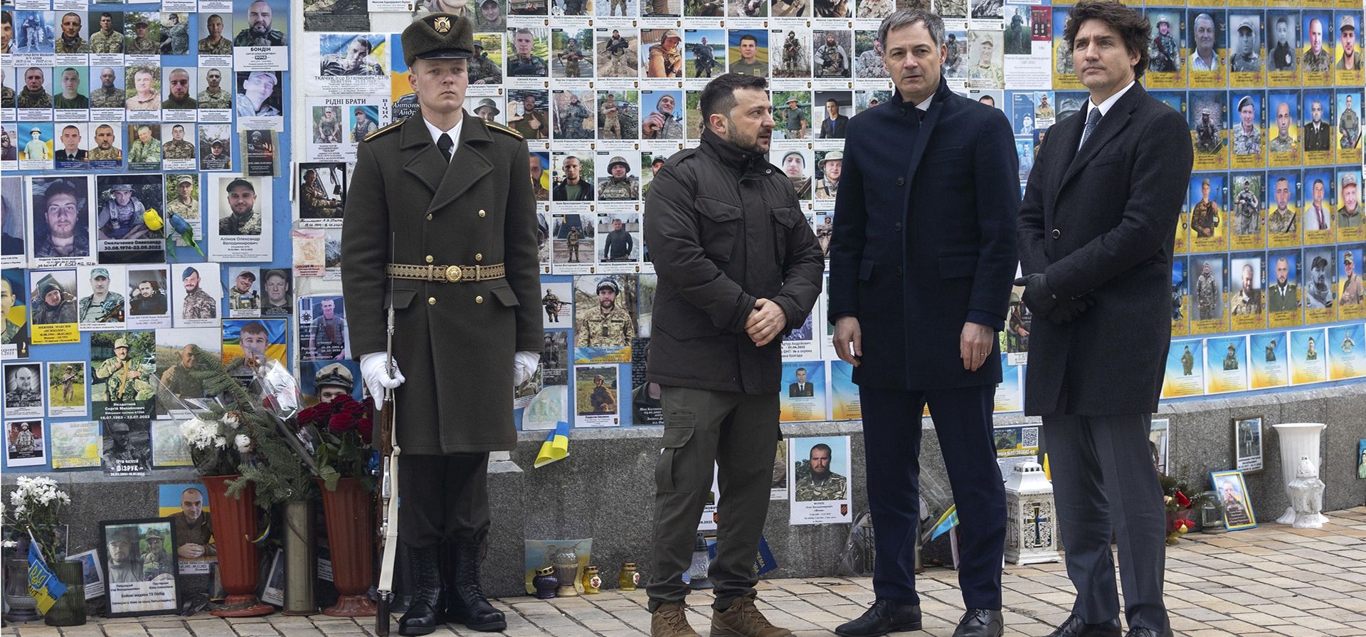 El presidente Volodymyr Zelensky, junto al primer ministro de Canadá, Justin Trudeau, durante una ceremonia en Kiev, Ucrania, el lunes 24 de febrero de 2025. (Oficina de prensa presidencial de Ucrania vía AP) El presidente Volodymyr Zelensky, junto al primer ministro de Canadá, Justin Trudeau, durante una ceremonia en Kiev, Ucrania, el lunes 24 de febrero de 2025. (Oficina de prensa presidencial de Ucrania vía AP)