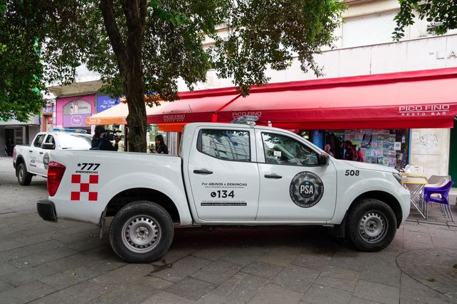 Móviles de la Policía de Seguridad Aeroportuaria en plena peatonal San Martín al 700 a escasos metros de Córdoba. Procedimiento por venta ilegal de dólares.&nbsp;