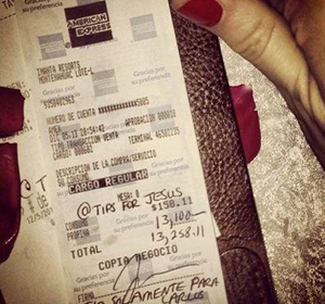 El excéntrico benefactor sube a Instagram fotografías de recibos de restaurantes con grandes propinas de hasta 10 mil dólares.