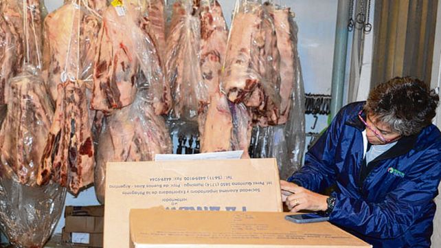 Inspecci&oacute;n. Personal de la Municipalidad constat&oacute; el estado de la carne.