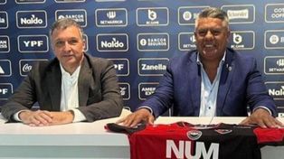 El presidente de Newells, Ignacio Astore, junto al titular de la AFA, Claudio Tapia.