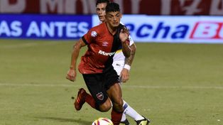 Ida y vuelta. Braian Rivero sabe que el mediocampo leproso tiene muchas variantes y ser&aacute; dif&iacute;cil jugar.