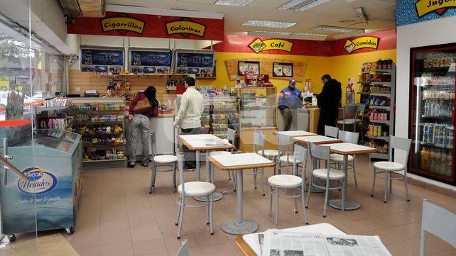 A cara descubierta, tres delincuentes asaltaron la Esso de Mendoza y Avenida Freyre