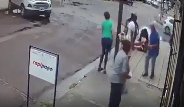 Video: motochorros le robaron 250 mil pesos a una mujer en la cola de un Rapipago