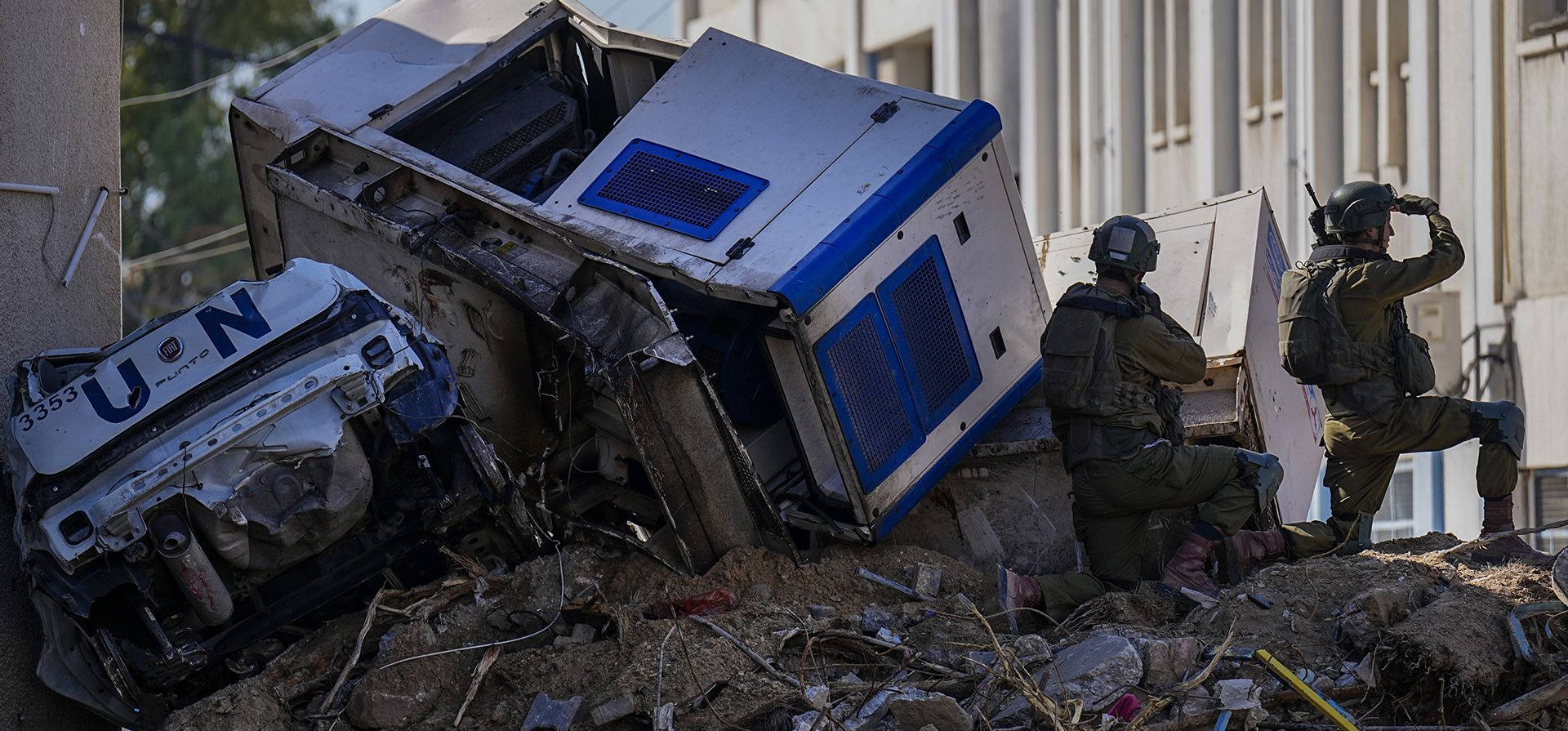 Soldados israelíes toman posición junto a vehículos de la ONU destrozados que se encuentran precariamente sobre escombros de edificios en el complejo de la UNRWA, en Gaza. (Foto AP/Ariel Schalit, Archivo) Soldados israelíes toman posición junto a vehículos de la ONU destrozados que se encuentran precariamente sobre escombros de edificios en el complejo de la UNRWA, en Gaza. (Foto AP/Ariel Schalit, Archivo)