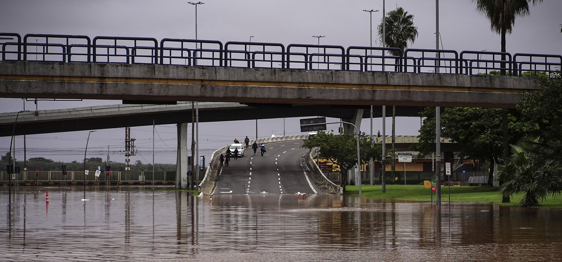 Una carretera está parcialmente sumergida por las inundaciones provocadas por las fuertes lluvias, en Porto Alegre, estado de Rio Grande do Sul, Brasil, el viernes 3 de mayo de 2024. (Foto AP/Carlos Macedo) Una carretera está parcialmente sumergida por las inundaciones provocadas por las fuertes lluvias, en Porto Alegre, estado de Rio Grande do Sul, Brasil, el viernes 3 de mayo de 2024. (Foto AP/Carlos Macedo)