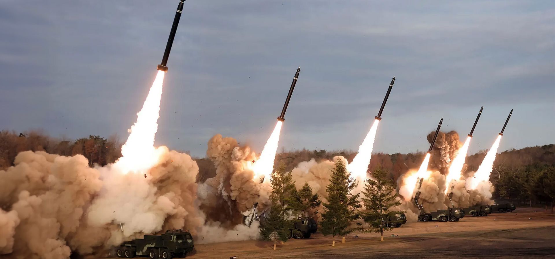 Simulacro con fuego real de lanzacohetes múltiples "súper grandes". A los periodistas independientes no se les permitió cubrir el evento. El contenido de esta imagen es el proporcionado y no puede ser verificado de forma independiente. Fotografía: AP Simulacro con fuego real de lanzacohetes múltiples "súper grandes". A los periodistas independientes no se les permitió cubrir el evento. El contenido de esta imagen es el proporcionado y no puede ser verificado de forma independiente. Fotografía: AP