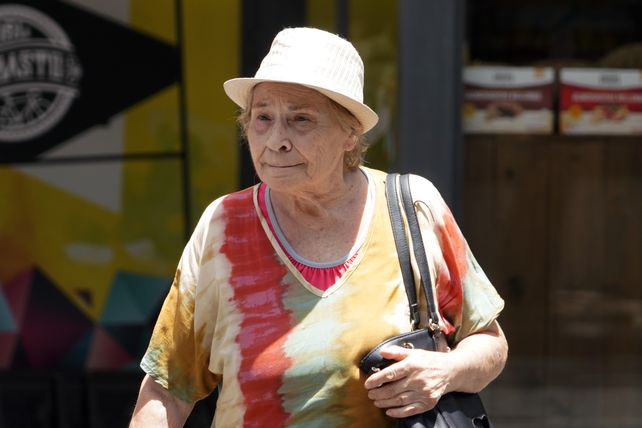 Prevenidos. Se aconseja estar en lugares frescos pero si hay que salir hacerlo con ropa clara y la cabeza cubierta.