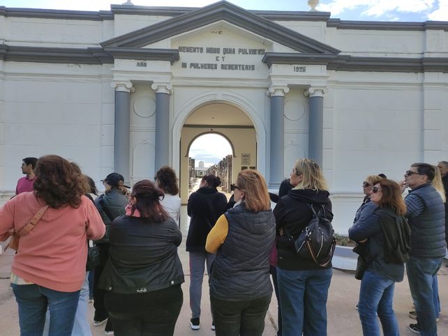 El ingreso al cementerio sastrense data de 1925 aunque el lugar oficialmente se habilitó a mediados de 1890.