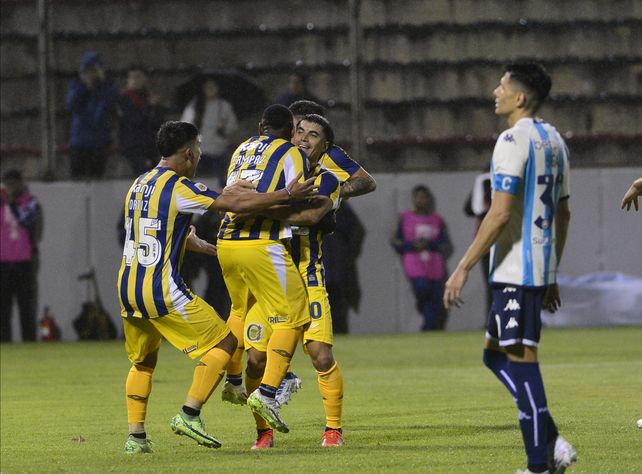Con la camiseta tradicional, Central se impuso a Racing por la vía de los penales. Sacó pasaje a la semifial.