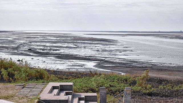 La arena y el barro le gana al río