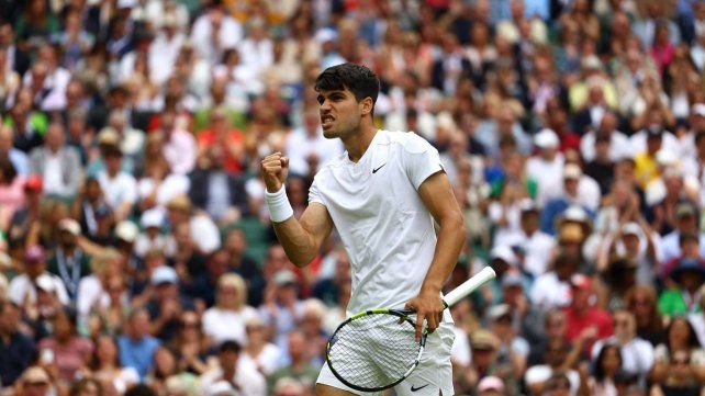 Alcaraz comenzó la defensa del título en Wimbledon con un triunfo ante Lajal