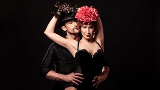 Manuel Rosso y Romina Fos como Bob Fosse y Gwen Verdon en Gwen, la obra que llega por primera vez a Rosario el próximo jueves