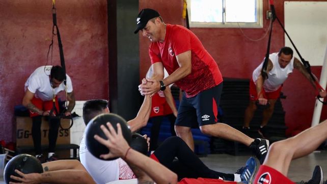 Encantado. Frank saluda a un futbolista durante los ejercicios. Una imagen que quiere repetir con un refuerzo.