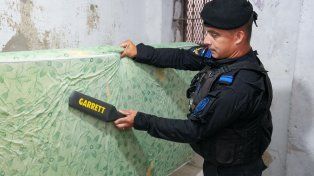 Con dinero decomisado al delito. Provincia entregó al Servicio Penitenciario nuevas paletas detectoras de metales