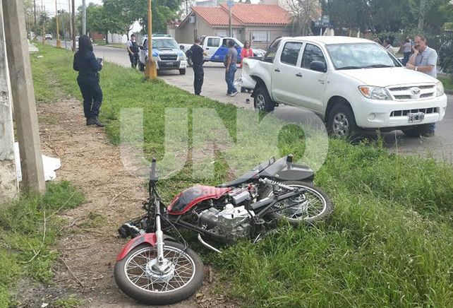 Accidente fatal en Guadalupe: un motociclista chocó una camioneta estacionada y falleció