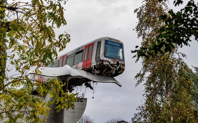 Holanda: un vagón de un tren subterráneo descansa sobre una escultura