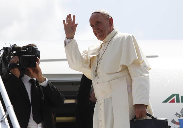 El Papa se negó a responder sobre el uso de condones para prevenir el Sida