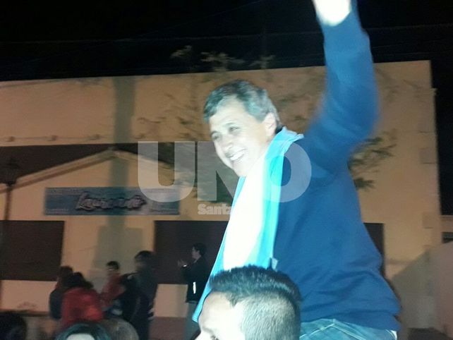Festejo. El momento en que Gónzalez remarcó su victoria junto a sus seguidores. Festejo. El momento en que Gónzalez remarcó su victoria junto a sus seguidores.