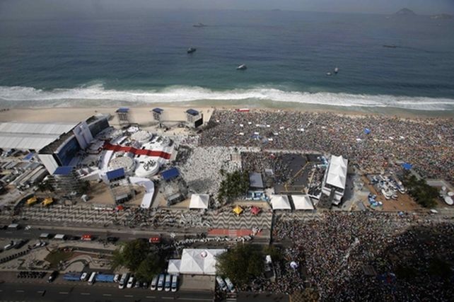 Millones de fieles junto al papa Francisco en la misa de cierre de la Jornada Mundial de la Juventud en la playa de Copacabana.