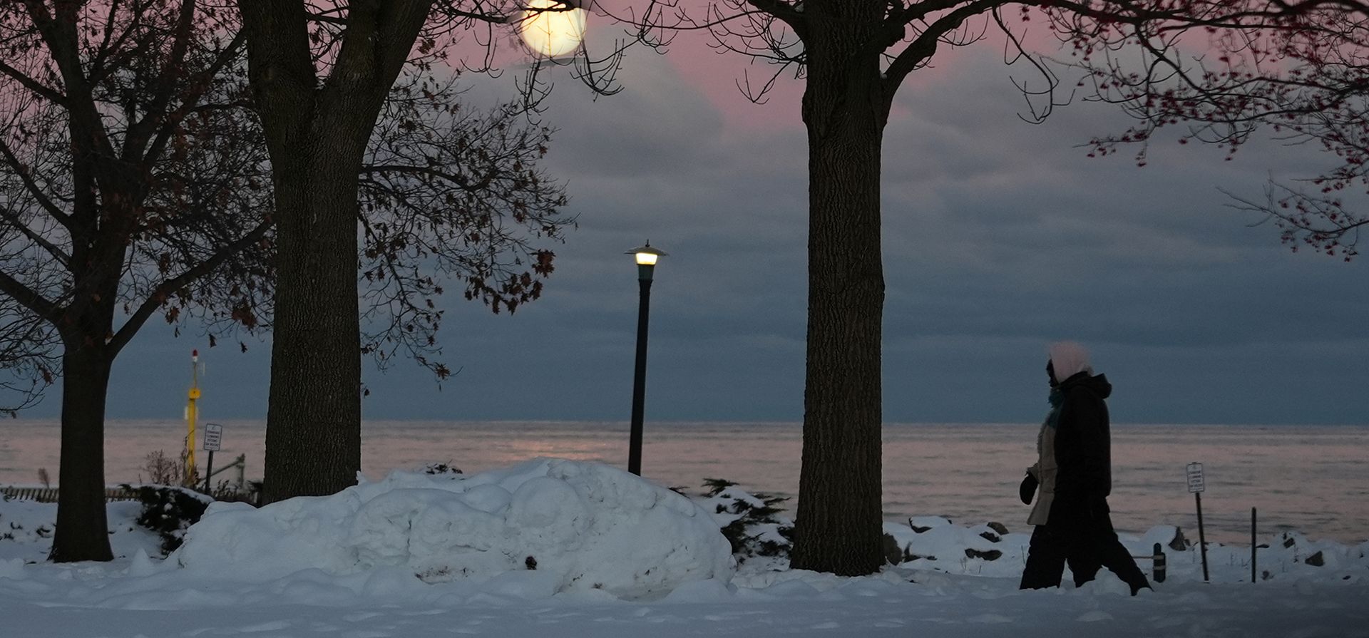 La gente se abriga para salir a caminar durante un día frío mientras la superluna sale en Evanston, Illinois, el jueves 4 de diciembre de 2025. (Foto AP/Nam Y. Huh) La gente se abriga para salir a caminar durante un día frío mientras la superluna sale en Evanston, Illinois, el jueves 4 de diciembre de 2025. (Foto AP/Nam Y. Huh)