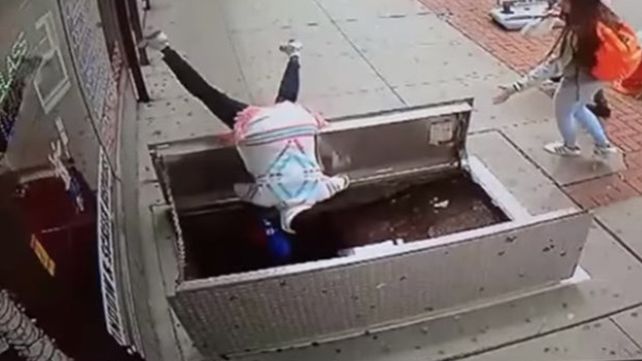 Se cayó a un sótano mientras caminaba por la vereda mirando el celular