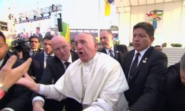 ¡No seas egoísta!, le gritó enojado el Papa a un turista que lo tironeó para saludarlo