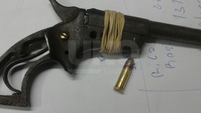 Atraparon a un muchacho armado en barrio Las Flores
