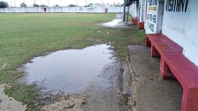 La cancha de Newell´s en barrio Roma tras las intensas precipitaciones de la jornada de lunes.