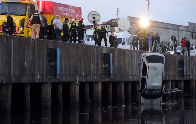 La profundidad del río donde cayó era escasa y el auto pudo ser rescatado con una grúa.