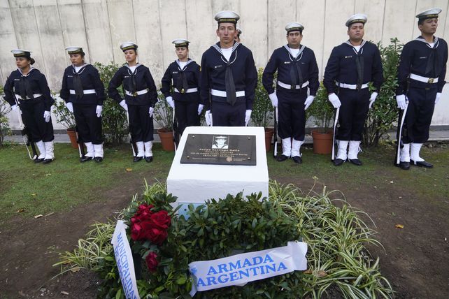 Un homenaje el mes pasado al rosarino Felipe Gallo, fallecido en el hundimiento del crucero ARA General Belgrano, en el Paseo de los Ilustres del cementerio El Salvador.