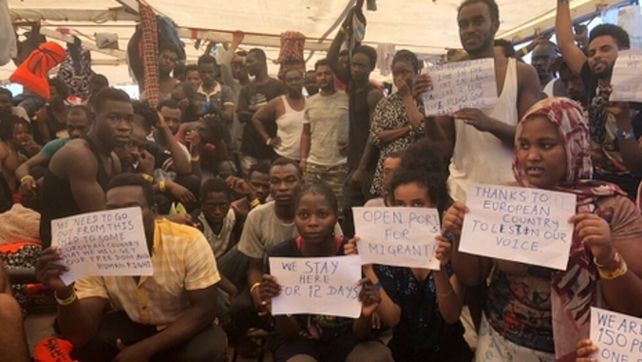 Lampedusa. Los migrantes africanos a bordo del Open Arms piden desembarcar en el puerto italiano.