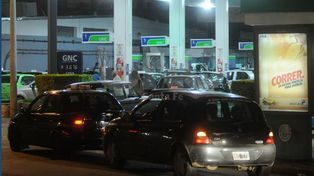 Largas colas en las estaciones de servicio de Santa Fe