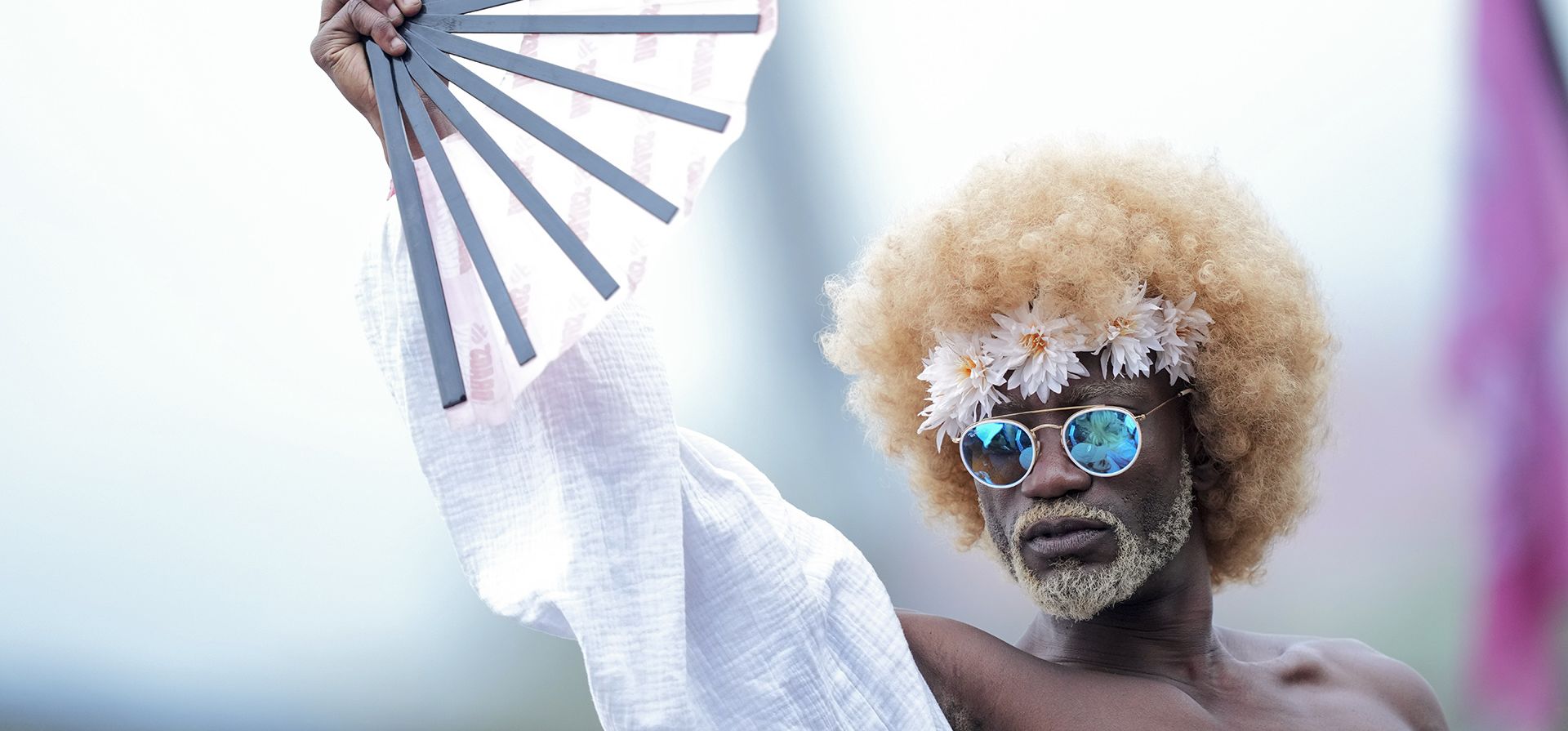 Un asistente al festival durante la actuación de Burna Boy en el Festival de Glastonbury en Worthy Farm, Somerset, Inglaterra, el domingo 30 de junio de 2024. (Scott A Garfitt/Invision/AP)