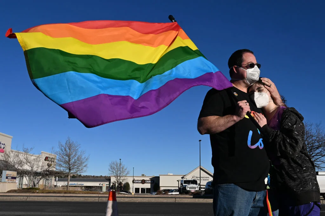 La comunidad de Colorado Springs se acercó al Club Q para expresar su dolor.&nbsp;