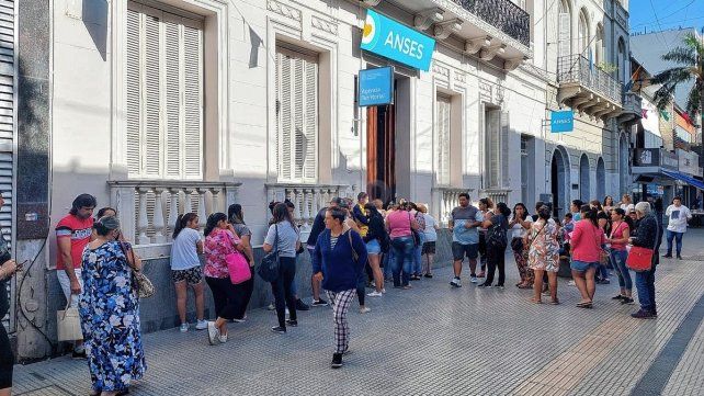 La fila en Ansés Santa Fe en la Peatonal