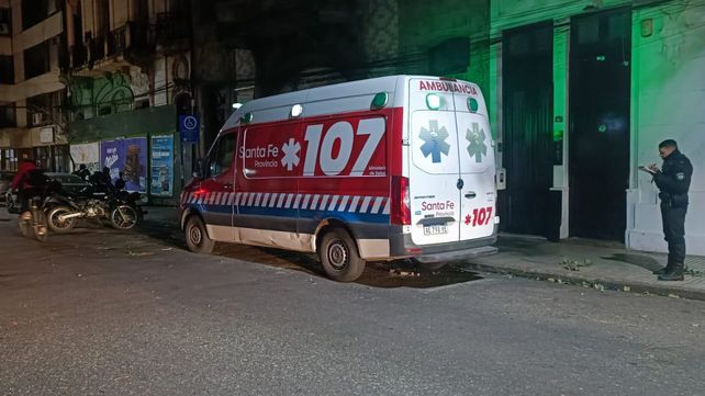 Personal del Sies asistió al motociclista que se accidentó al enredarse con unos cables. Fue en Roca al 400, pleno centro de Rosario. 