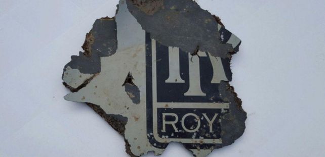 Evidencia. El logo del motor Rolls Royce hallado en la costa de Sudáfrica.