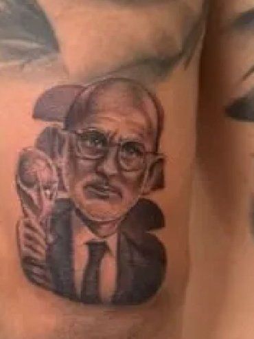 Marc Cucurella cumplió su promesa y se tatuó a Luis de la Fuente