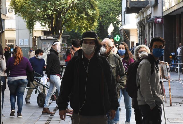 Muchos rosarinos acudieron a la peatonal C&oacute;rdoba.