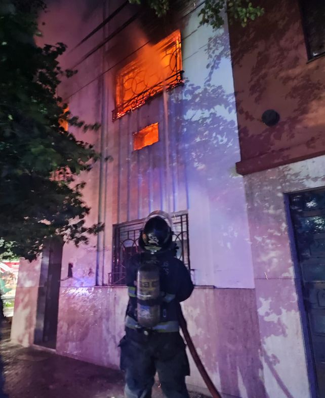 Bomberos rescataron a una mujer en el incendio de una casa zona sur