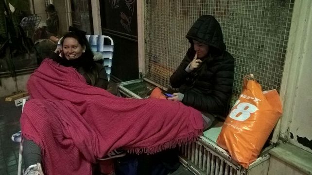 Las fans en Sarmiento al 700 en acampe preventivo