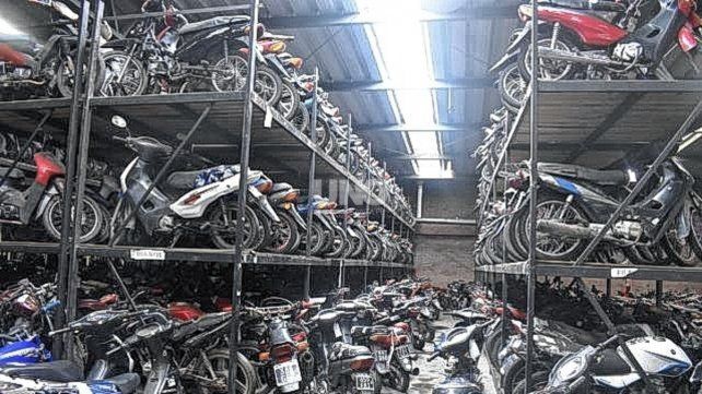 Las motos en el Corralón Municipal se apilan