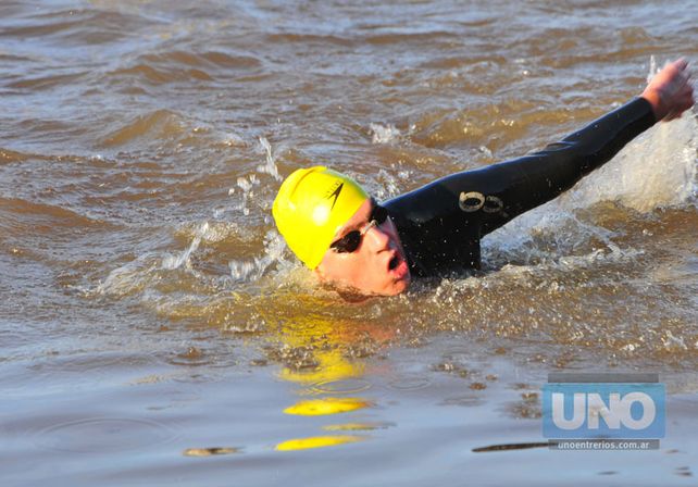 La baja temperatura se hizo sentir en la frías aguas del río Paraná.     Foto UNO/ Juan Manuel Hernández