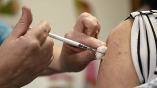 Vacuna antigripal. Los adultos mayores son los más protegidos, pero los chicos tiene apenas un 40 por ciento de cobertura.&nbsp;