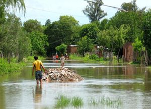 Tres muertos por los temporales, miles de evacuados y clima de tensi&oacute;n