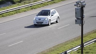 A levantar el pie. Los radares miden la máxima de velocidad establecida en 100 kilómetros por hora para automóviles.