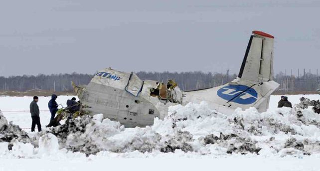 Al menos 31 muertos al estrellarse un avi&oacute;n de pasajeros en Rusia